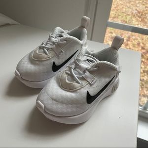 Toddler Nike Reposto Sneaker White/Beige/Black Size 5c